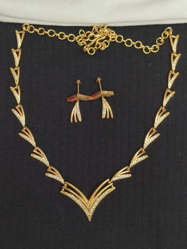 AD White stone necklace